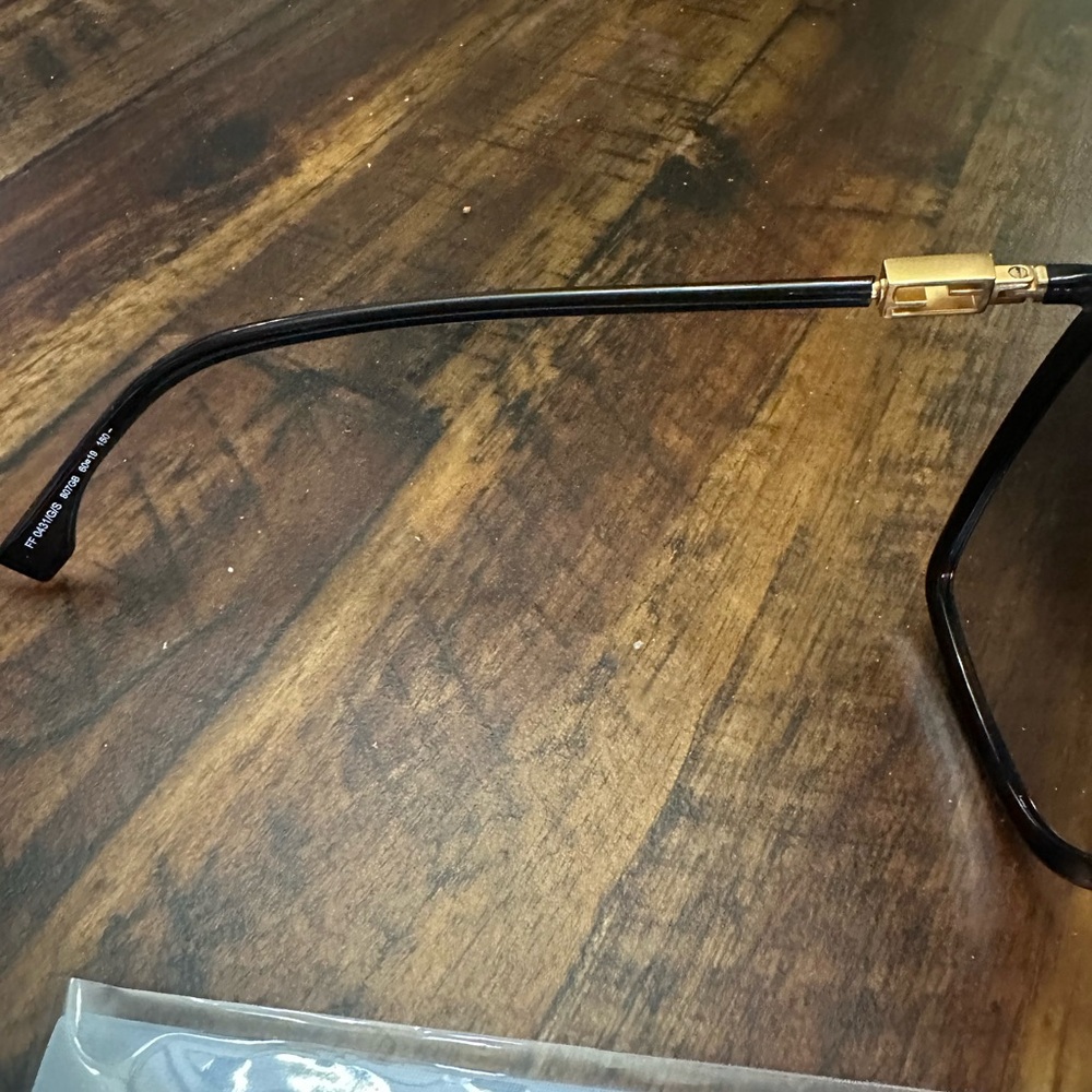 Fendi Oversized Sunglasses - Picture 6 of 10